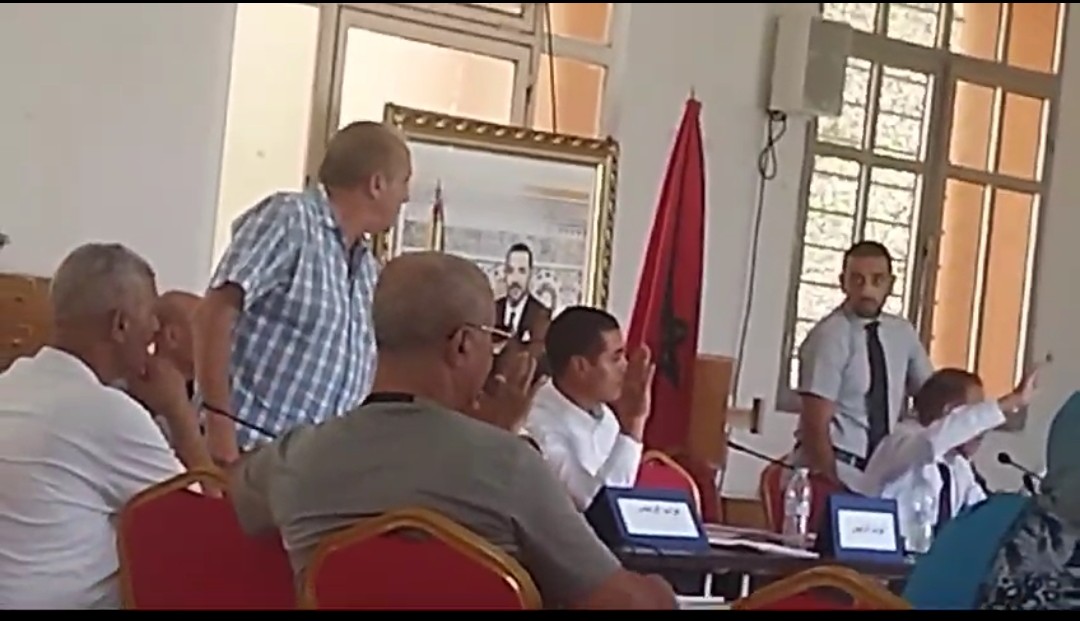 أفريك تيفي ترصد بالصورة والصوت مشاهد من اشغال الدورة الاستثنائية لمجلس جماعة الخميسات