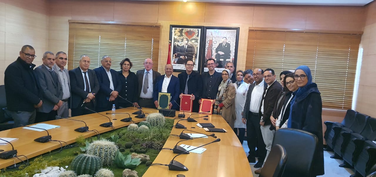 حسن شلال رئيس مجلس عمالة فاس يترأس حفل توقيع اتفاقيات شراكة مع جمعيات مهنية بالمركز الاستشفائي الجامعي بفاس لتعزيز وتجويد العرض الصحي.